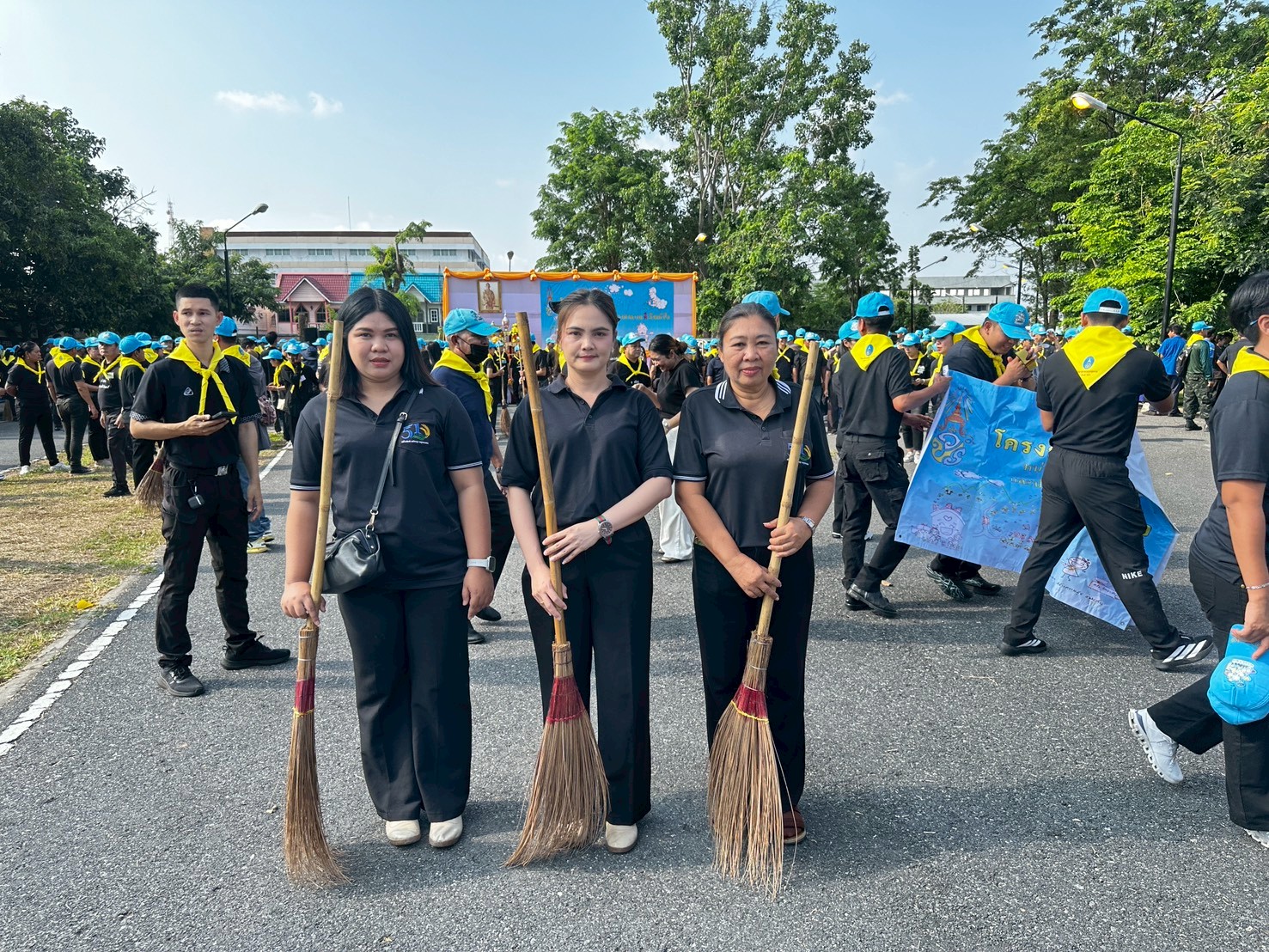 title - วันที่ 1 เมษายน 2569 นายวิทูล ประดิษฐบุญ ปฏิรูปที่ดินจังหวัดปราจีนบุรี มอบหมายให้เจ้าหน้าที่ ส.ป.ก.ปราจีนบุรี เข้าร่วมกิจกรรม จิตอาสาเนื่องในวันที่ระลึกพระบาทสมเด็จพระพุทธยอดฟ้าจุฬาโลกมหาราช และวันที่ระลึกมหาจักรีบรมราชวงศ์ 6 เมษายน 2569